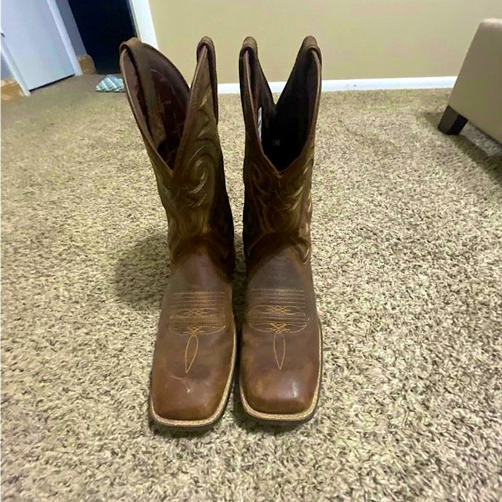 Size 9.. rubber bottom.. worn 3 times good slim fit